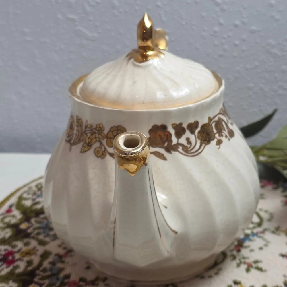 Vintage 1940s Sadler England Cream and Gold‎ Swirl Teapot Elegant Cottagecore